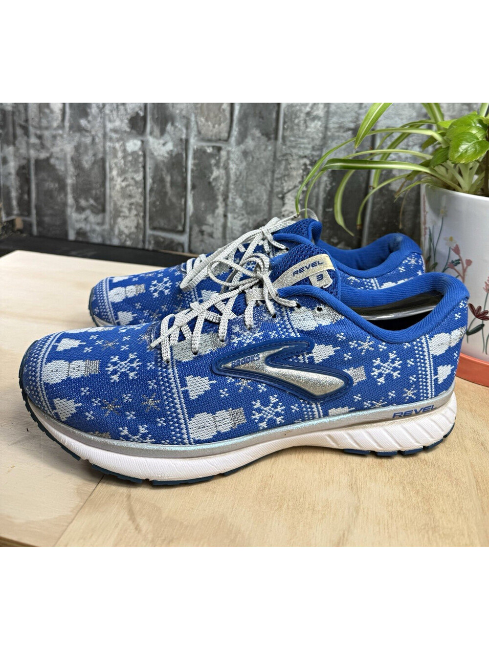 Brooks Revel 3 Run Merry Blue/White/Silver Snowflake Low Top Lace-Up 1203021B477